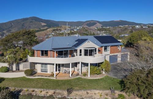Nelson House | Sunny Bayview Retreat