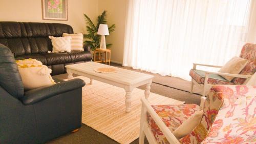 Hastings House | Sunny Central Parkvale home