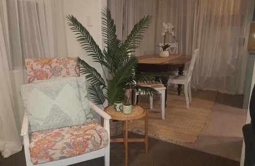 Hastings House | Sunny Central Parkvale home