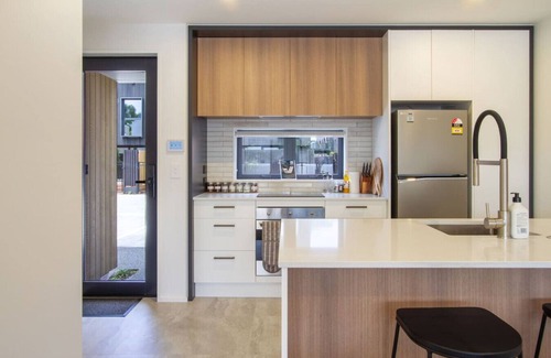 Christchurch City Centre House | Sunny Colombo St stay. Secure Parking, King beds