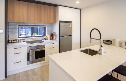 Christchurch City Centre House | Sunny Colombo St stay. Secure Parking, King beds