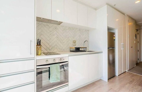 Auckland Central Business District Apartment | Sunny & Cosy CBD Top-Floor Getaway