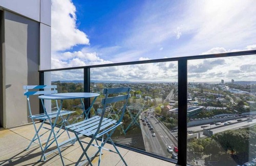 Auckland Central Business District Apartment | Sunny & Cosy CBD Top-Floor Getaway