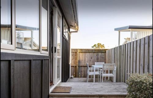 Westshore House | Sunny Cottage - Close to Airport & Beach