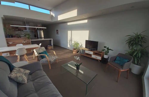 Te Aro Apartment | Sunny modern penthouse apartment in the city center with parking space