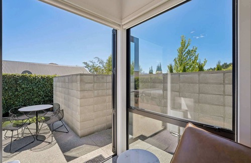 Wanaka House | Sunny Private Room with Stunning Lake Views
