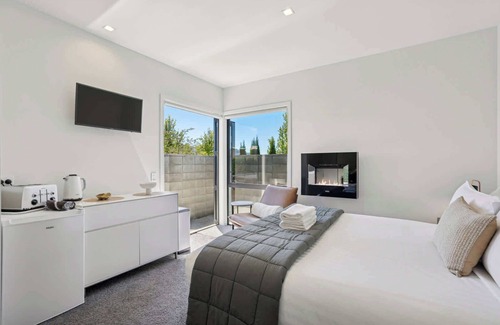 Wanaka House | Sunny Private Room with Stunning Lake Views
