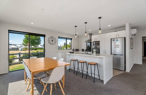 Albert Town House | Sunny Riverside Park