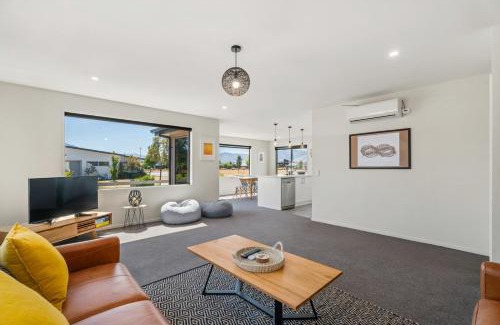 Albert Town House | Sunny Riverside Park | Pool Access & Mountain Views