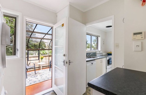 Greenlane - Ellerslie House | Sunny & spacious parkside pad