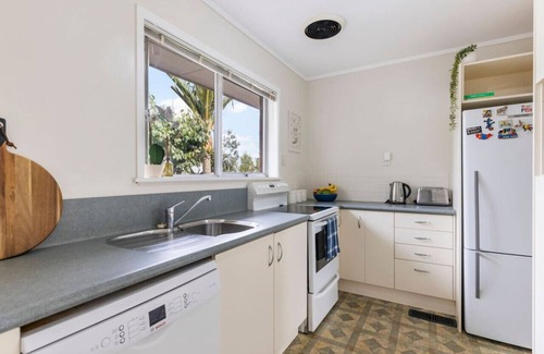Greenlane - Ellerslie House | Sunny & spacious parkside pad