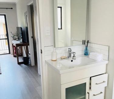 Greenlane - Ellerslie Apartment | Sunny Tidy Corner in Ellerslie