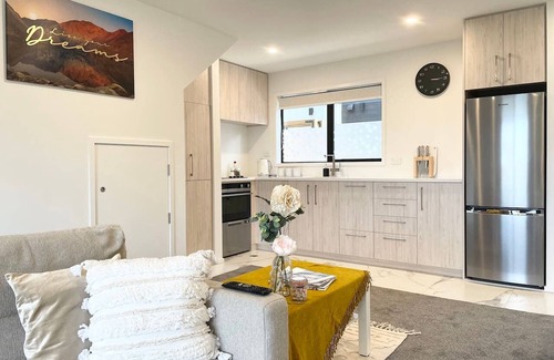 Addington Villa | Sunny townhouse with parking and EV charging in Christchurch