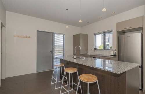 Matarangi House | Sunset Retreat - Matarangi Holiday Home