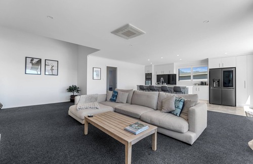 Raglan House | Sunset Stay - Raglan Holiday Home