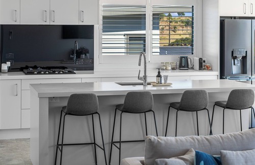 Raglan House | Sunset Stay - Raglan Holiday Home