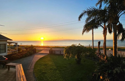 Ngarimu Bay House | Sunsets by the Beach Waterfront Sleeps 8