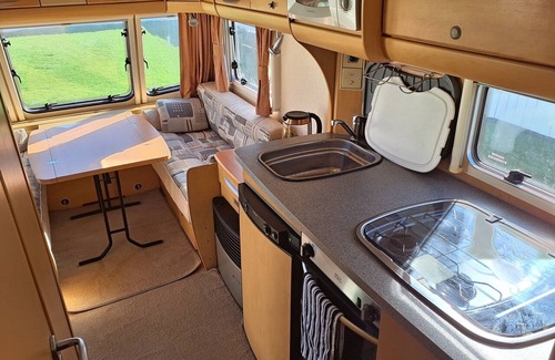 Tauranga House | Sunshine Caravan - Private & Self-Contained, 250m from Hospital