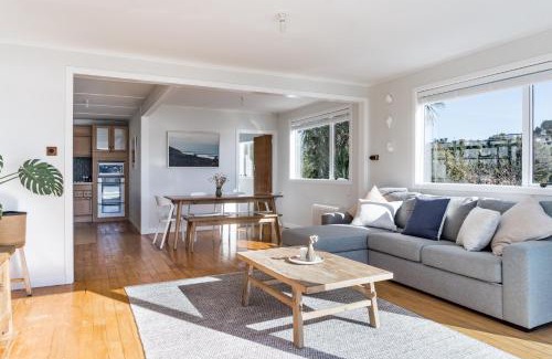 Raglan House | Sunshine Rise Upstairs Unit Romantic Waterfront Retreat