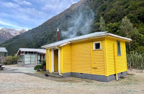 Otira Apartment | Super Cosy Little Cabin in the Heart of the National Park Close to Road and Railway