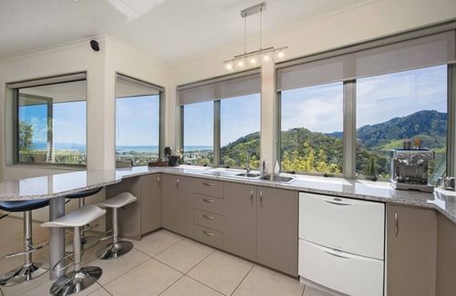 Nelson House | Superb Sea & Mountain Views with Spa pool!