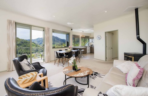 Nelson House | Superb Sea & Mountain Views with Spa pool!