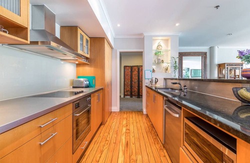 Auckland Central Business District Apartment | Sweeping Harbour Views, Spacious Two-Bedroom on PW