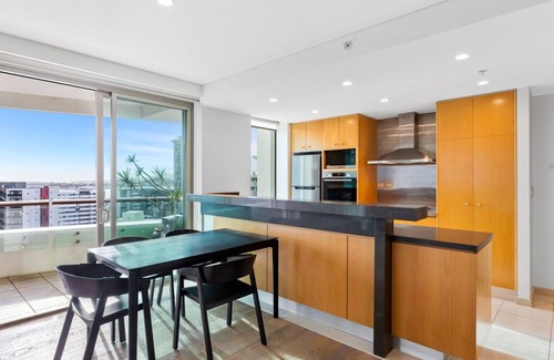 Auckland Central Business District Apartment | Sweeping Views - A Two-Bedroom Sanctuary