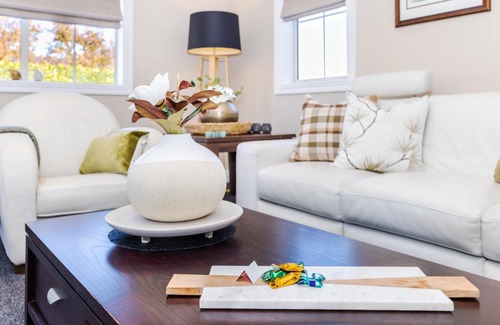 Cambridge Apartment | Sweet Magnolia 1 or 2 BR Suite St Kilda Cambridge with Complimentary Continental Breakfast