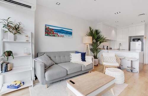 Takapuna Apartment | Takapuna Central Stylish 2BR Carpark Aircon