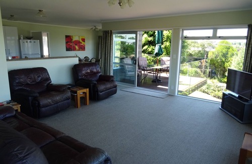 Taupo House | Taupo Harbour Retreat, VIEWS, Wifi, Prime Video, Rate is 4 people