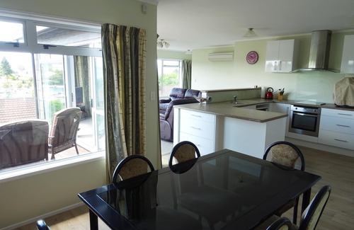 Taupo House | Taupo Harbour Retreat, VIEWS, Wifi, Prime Video, Rate is 4 people