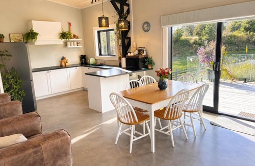 Acacia Bay Apartment | Taupo s luxury farmstay close to town
