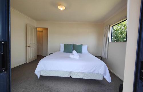 Te Anau House | Te Anau Mountain Views