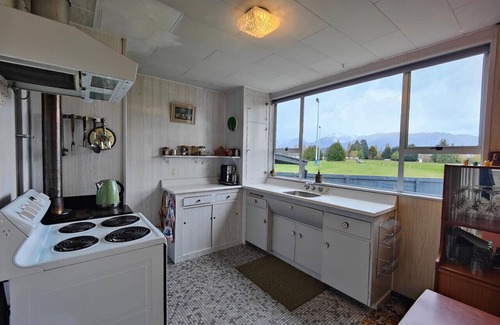 Te Anau House | Te Anau Retro Retreat