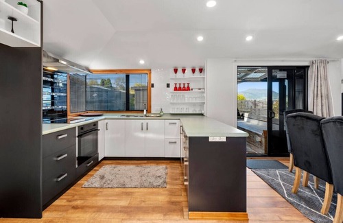 Taupo House | Te Aroha Whare | Serene BnB w/BBQ, Garage & Cozy Style