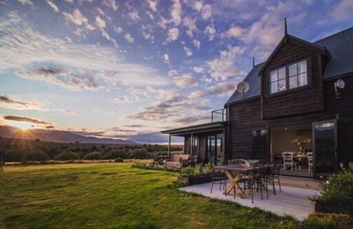 Wanaka Villa | Te Awa Lodge Riverside retreat