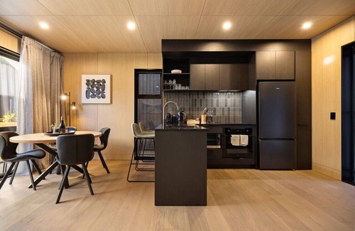 Frankton Villa | Te Awa River Retreat w Private Parking