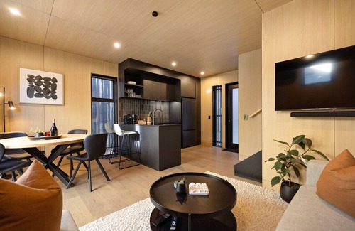 Frankton Villa | Te Awa River Retreat w Private Parking