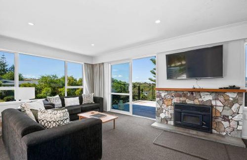 Acacia Bay House | Te Moenga Treasure - Acacia Bay