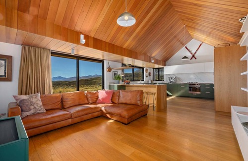 Lake Tekapo House | Te Toka Villa | Tekapo Views + Sleep Under Stars