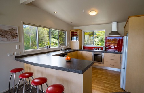 Tata Beach House | Te Wharepuni - Tata Beach Holiday Home