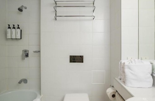 Lower Hutt Hotel | The Angus Hotel