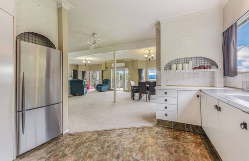 Moetapu Bay House | The Bay House - Moetapu Holiday Home