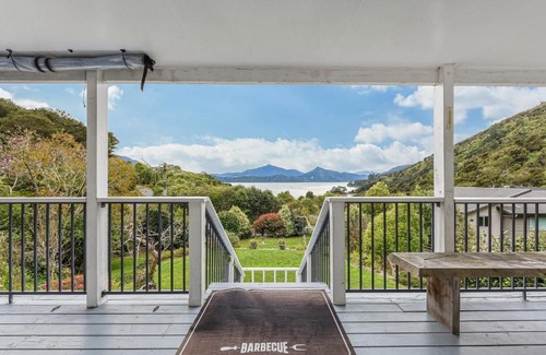 Moetapu Bay House | The Bay House - Moetapu Holiday Home