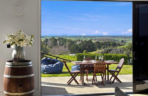 Bay of Plenty Region House | The Black Barn - Whakatane Holiday Home