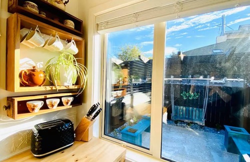 Tahunanui House | The Blue Gecko Apartment