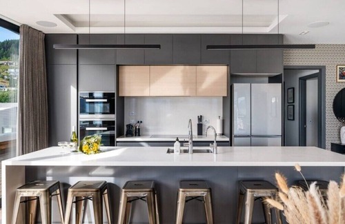 Queenstown City Centre Apartment | The Cove Penthouse, Free Parking, Fire Place, AC