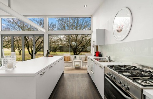 Bannockburn House | The Glass House - Bannockburn Holiday Home