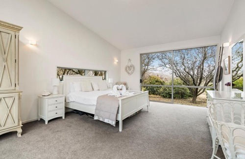 Bannockburn House | The Glass House - Bannockburn Holiday Home